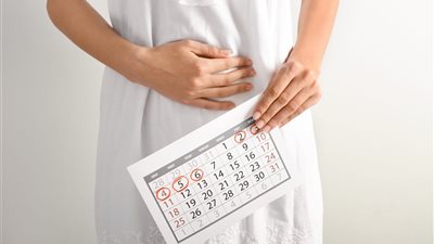 «الإفتاء» توضح كيف تعرفي دم الحيض وشروطه وألوانه واختلافه عن الاستحاضة