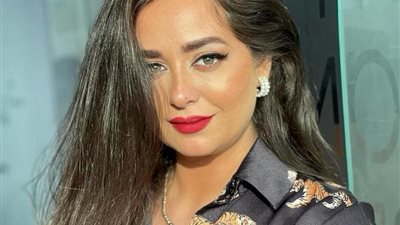 هبة مجدي تتألق بإطلالة فخمة رفقة زوجها في أحدث ظهور لها