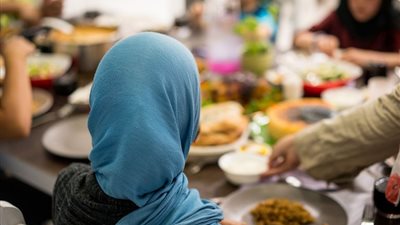 تفسير حلم عزومة الحي للميت في المنام للعزباء والمتزوجة والحامل