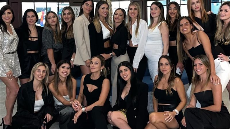 زوجات لاعبي منتخب