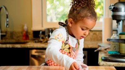 مهارات بالمنزل تساعد طفلك على تطوير ذاته قبل «دوامة التعليم»