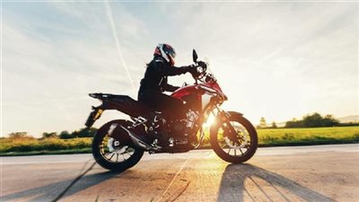 «الداخلية» تكشف ملابسات تضرر سيدة من شخصين يسيران بدراجة نارية على الرصيف