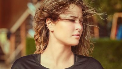 عائشة بن أحمد تنهي 2022 بإطلالة «القوة البيضاء»