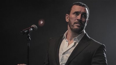 رد فعل غاضب من كاظم الساهر تجاه معجبة «حافية القدمين»