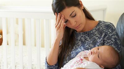 سيدة تترك رضيعتها على قدم فتاة في سيارة وتهرب