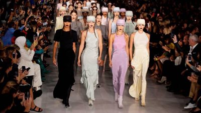دور الأزياء العالمية تختتم 2022 بتصميمات أنيقة وجذابة (صور)