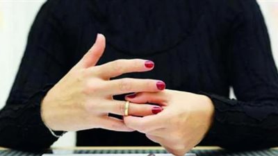 «جوز الاثنين».. زوجة تطلب الطلاق: يريدني في السرير مع ضرتي