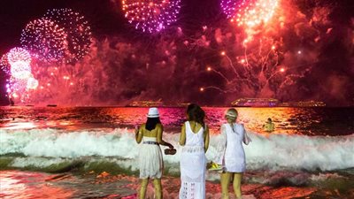 «القفز فوق الأمواج» عادة بنات السامبا في استقبال العام الجديد 2023 (صور)