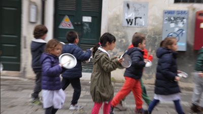 « قرع الأواني لطرد الأرواح الشريرة» تعرفي على أغرب عادات الاحتفال برأس السنة في أيرلندا