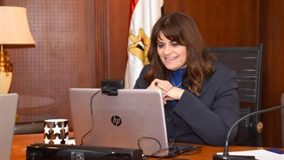 وزيرة الهجرة  تتابع  شكوى حول حالة لسيدة مصابة في عمان 