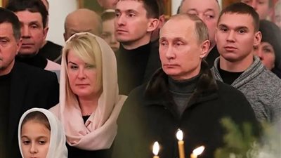 «فتاة خلف الرئيس» لغز شقراء تظهر مع بوتين كطبيبة وجندية وبائعة (صور)