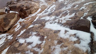 صور| «في أول أيام 2023» الثلوج تكسو جبال سانت كاترين بحلة بيضاء