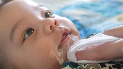 علامات مع القيء، تنذر بضرورة عرض طفلك الرضيع على طبيب 