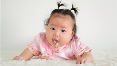 كيف تفرقين بين بصق طفلك الرضيع والقيئ؟