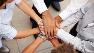 من وحي «علاقات خطرة» 7 عناصر تجعل العلاقات الإنسانية إكسير الحياة