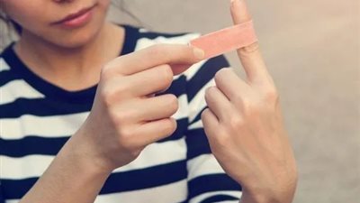 تفسير حلم قطع الإصبع بالسكين في المنام للمطلقة والمتزوجة والحامل والعزباء