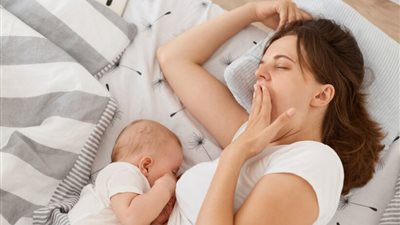 هل من الطبيعي أن تغفو الأم أثناء الرضاعة؟ دراسة أمريكية تجيب
