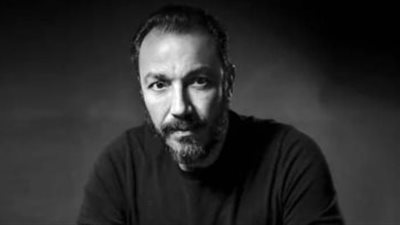 طارق لطفي ينسى أحزان والدته ويعود لتحضيرات «مذكرات زوج»