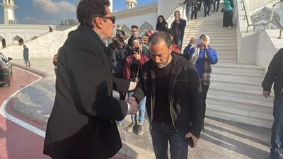 تصرف مفاجئ من طارق لطفي تجاه الصحفيين في عزاء والدته