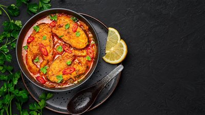 «لوجبة مغذية وغنية بالفيتامينات» نقدم لكِ طريقة سهلة لعمل صينية صيادية السمك