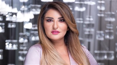 «شاهدي» معجب يركع أمام العراقية شذى حسون ويقبل قدمها