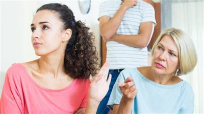 «حكايات حموات» قصص أزمات بين الزوجة وحماتها قبل الزواج