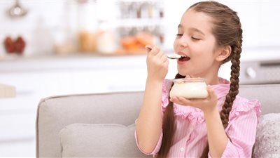 فوائد مذهلة للزبادي لتعزيز مناعة طفلك