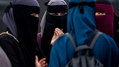 تفسير حلم تجمع نساء منتقبات في المنزل لابن سيرين والنابلسي