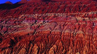 «الجبال المشتعلة» نيران صخرية لا يدخلها فصل الشتاء (صور)