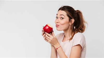 تفسير حلم أكل المرأة التفاح مع الميت دليل على خيانتها لزوجها