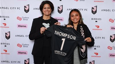 طالبة ثانوي تنضم لدوري كرة القدم الأمريكية لأول مرة بالتاريخ