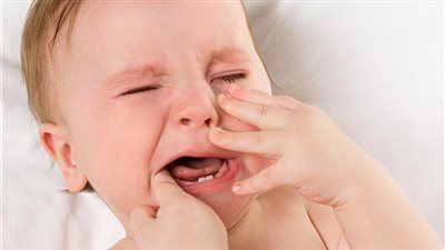 طبيبة تكشف مفاجأة: التسنين لا علاقة له بالإسهال والقيئ