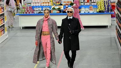 من هو  كارل لاغرفيلد الذي اشترط «جالا» ارتداء أزيائه؟