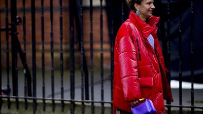 الأحمر والأصفر والألوان المبهجة تتصدر موضة شتاء 2023 (صور)