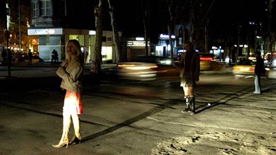 «فتيات الليل» صداع يؤرق فعاليات منتدى دافوس