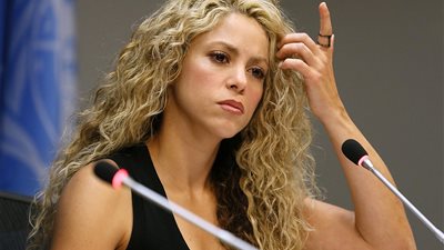 شاكيرا تواصل محاربة «حماتها» السابقة (فيديو وصور)