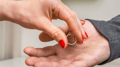 فتاة تشكو من فسخ خطبتها بسبب سبها لشقيقته 