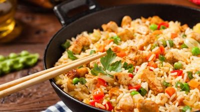«بخطوات بسيطة» اعملي أرز بالخضروات والدجاج على الطريقة الصينية