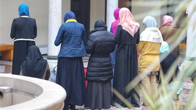 الأزهر: يجوز الصلاة بالحذاء ولكن بشروط