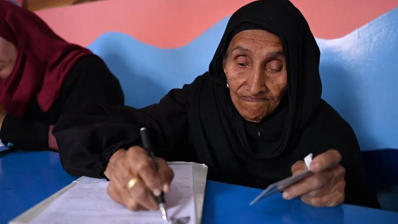 سيدة مسنة تخوض امتحانات