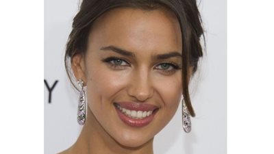 الحسناء إيرينا شايك تضفي جمالا على أسبوع الموضة بباريس