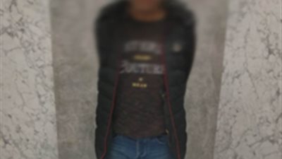 ضبط شخص يحمل سلاحًا أبيض أمام مدرسة