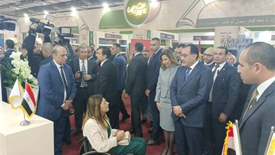 إيمان كريم تفاجئ رئيس الوزراء بمنتجات 200 فنان من ذوي الإعاقة بمعرض الكتاب 