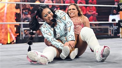 معركة درامية بين لوبيز وصاحبة «الوسادة» في WWE