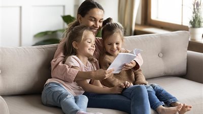 «ماما دوت أم» يناقش السبب الرئيسي للمراهقة المتأخرة(فيديو)