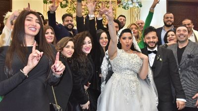 إيساف يعقد قرانه علي فتاة من خارج الوسط الفني ويكشف فارق العمر بينهما