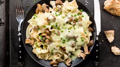 طريقة عمل المكرونة بالمشروم والصلصة البيضاء