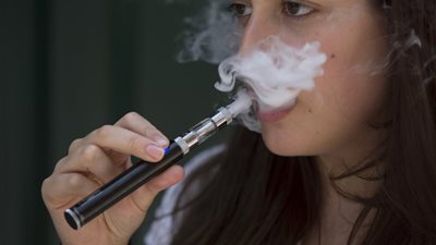 منها «الإدمان»| أضرار السيجارة الإلكترونية «الفيب» على صحة الإنسان