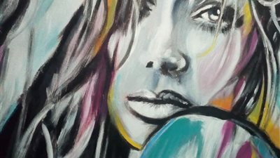 «أميرة عمرو» فنانة مبدعة في رسم اللوحات وتصميم قطع الديكور