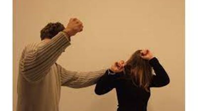  زوجة تبكي بدموع الحسرة: رفعت قضية خلع ضد زوجي فانتقم مني بالثعابين